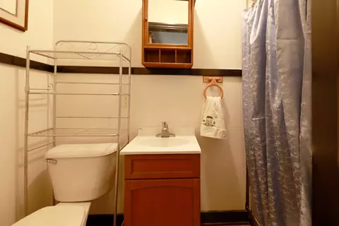 Bath - 605 East St, Mazon, IL 60444 photo 2 of 6
