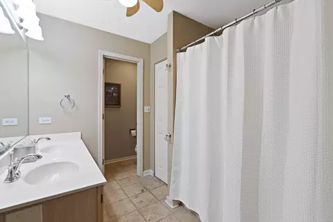 Bath - 1370 Grandview Ct, Algonquin, IL 60102 photo 3 of 3