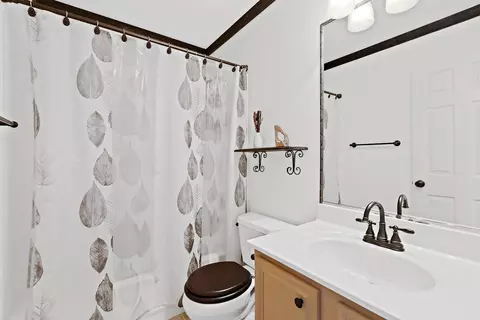 Bath - 1370 Grandview Ct, Algonquin, IL 60102 photo 2 of 3