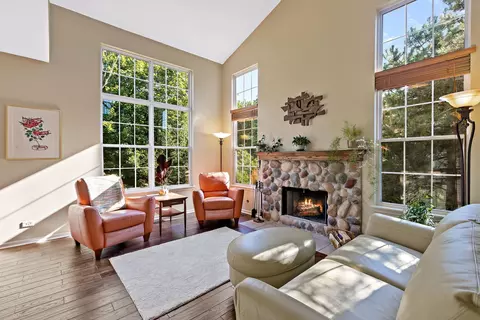 Living - 1370 Grandview Ct, Algonquin, IL 60102 photo 2 of 5