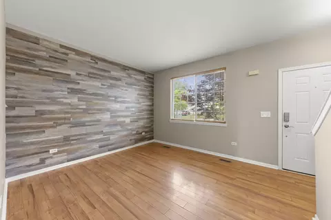 Living - 805 Daniel Dr, Minooka, IL 60447 photo 2 of 7