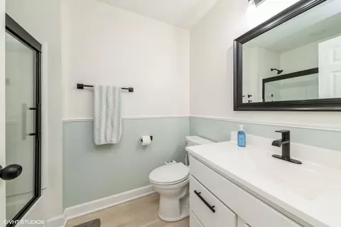 Bath - 1237 Bradley Cir, Elgin, IL 60123 photo 3 of 4