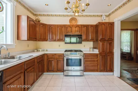Kitchen - 128 Forest Ave, Riverside, IL 60546 photo 2 of 2