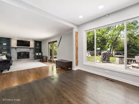 Living - 421 S River Rd, Naperville, IL 60540 photo 4 of 7