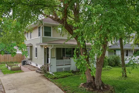 2013 E Taylor St, Bloomington, IL 61701 photo 2