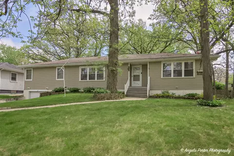 5704 N Woodland Dr, Mchenry, IL 60050