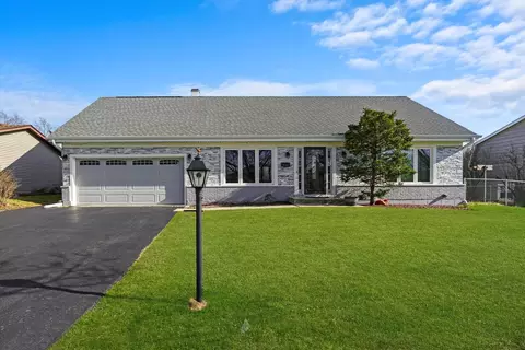 975 Patriot Ln, Hoffman Estates, IL 60192