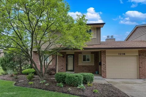 1236 Croydon Ct #1236, Wheaton, IL 60189