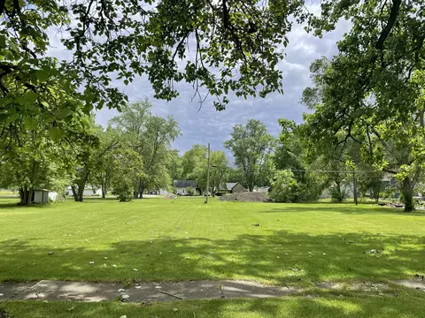 320 E James St, Forrest, IL 61741