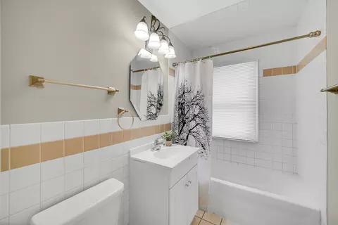 Bath - 1455 Reckinger Rd, Aurora, IL 60505 photo 1 of 2