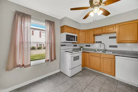 Kitchen - 1455 Reckinger Rd, Aurora, IL 60505 photo 4 of 4