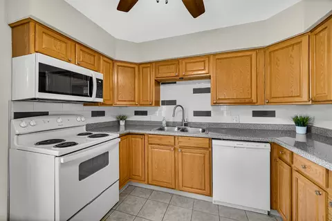Kitchen - 1455 Reckinger Rd, Aurora, IL 60505 photo 2 of 4