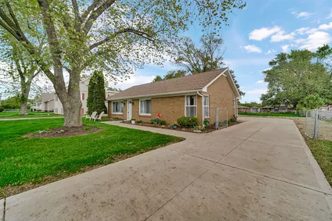 Exterior - 1455 Reckinger Rd, Aurora, IL 60505 photo 2 of 7