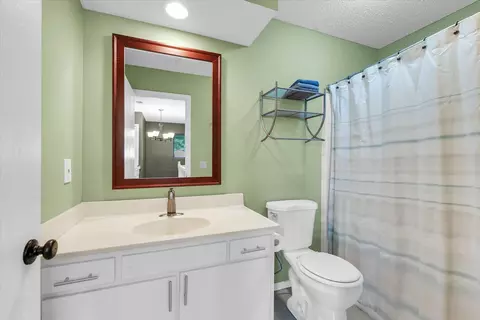 Bath - 1727 Devonshire Dr, Champaign, IL 61821 photo 2 of 3