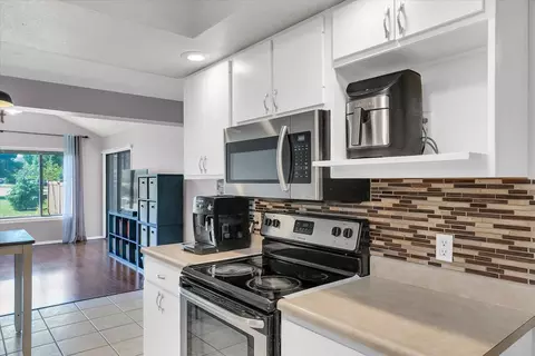 Kitchen - 1727 Devonshire Dr, Champaign, IL 61821 photo 5 of 7