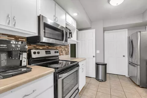 Kitchen - 1727 Devonshire Dr, Champaign, IL 61821 photo 2 of 7