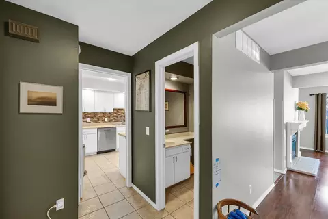 Entry Way - 1727 Devonshire Dr, Champaign, IL 61821 photo 2 of 6