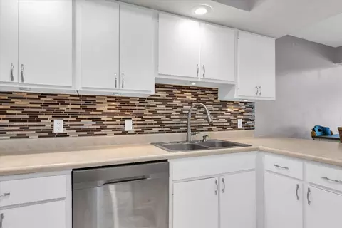 Kitchen - 1727 Devonshire Dr, Champaign, IL 61821 photo 6 of 7