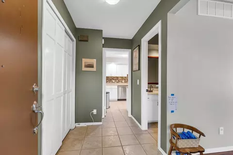 Entry Way - 1727 Devonshire Dr, Champaign, IL 61821 photo 1 of 6