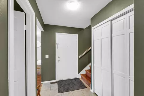 Entry Way - 1727 Devonshire Dr, Champaign, IL 61821 photo 3 of 6