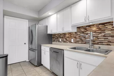 Kitchen - 1727 Devonshire Dr, Champaign, IL 61821 photo 3 of 7