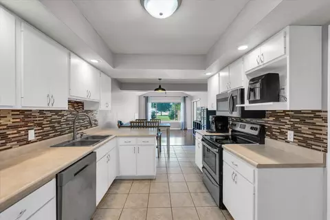 Kitchen - 1727 Devonshire Dr, Champaign, IL 61821 photo 4 of 7