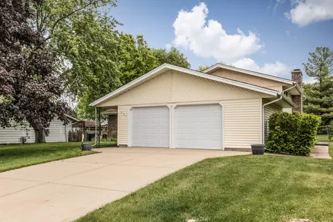 207 N Salem Dr, Schaumburg, IL 60194