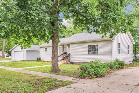 318 W Market St, Farmer City, IL 61842