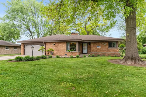 831 W Marywood Ave, Aurora, IL 60505