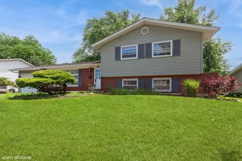 6805 Roberts Dr, Woodridge, IL 60517