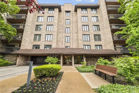 1771 Mission Hills Rd #412, Northbrook, IL 60062