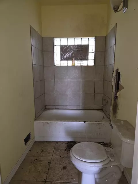 Bath - 8408 S Baker Ave, Chicago, IL 60617 photo 3 of 4