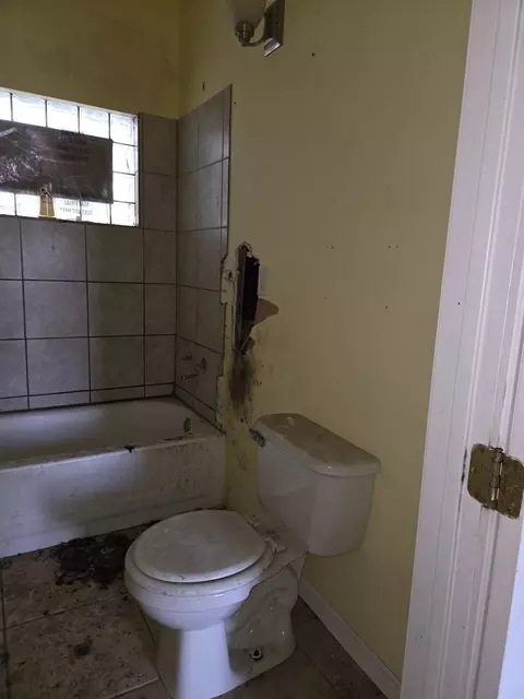 Bath - 8408 S Baker Ave, Chicago, IL 60617 photo 4 of 4