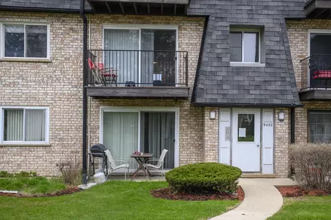 9452 Bay Colony Dr #2W, Des Plaines, IL 60016