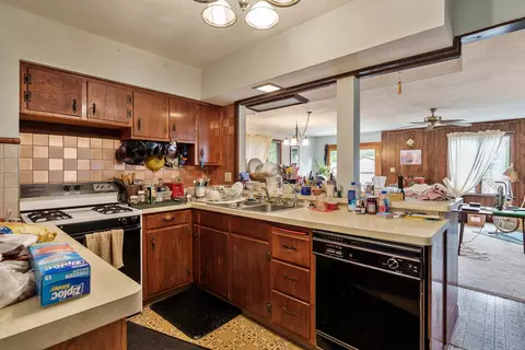 Kitchen - 4539 Matthew Ave, Roscoe, IL 61073 photo 2 of 2