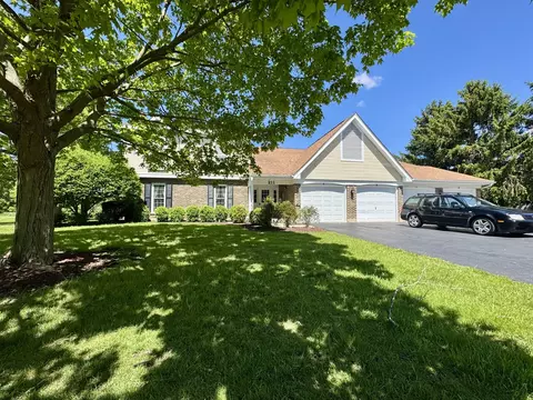 211 N Creekside Trl #B, Mchenry, IL 60050