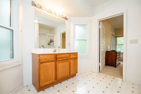 Bath - 456 S Indiana Ave, Kankakee, IL 60901 photo 2 of 4