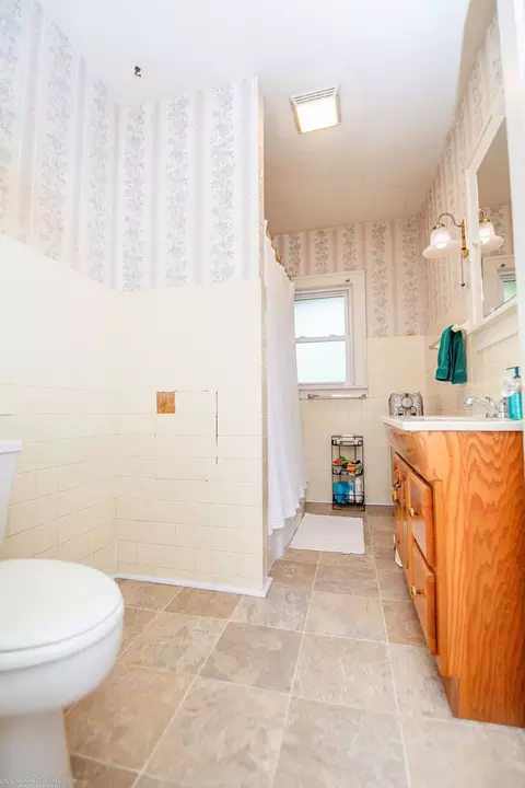 Bath - 456 S Indiana Ave, Kankakee, IL 60901 photo 4 of 4