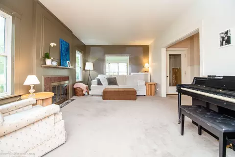 Living - 456 S Indiana Ave, Kankakee, IL 60901 photo 4 of 4