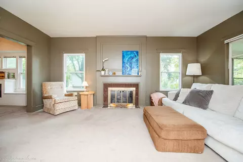 Living - 456 S Indiana Ave, Kankakee, IL 60901 photo 2 of 4