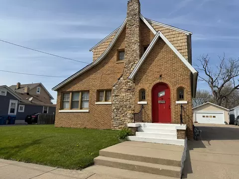 610 E Benton St, Aurora, IL 60505