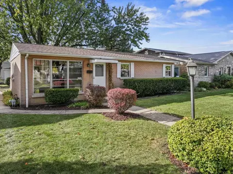 1724 Illinois St, Des Plaines, IL 60018