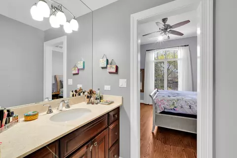 Bath - 610 Greendale Rd, Glenview, IL 60025 photo 6 of 9