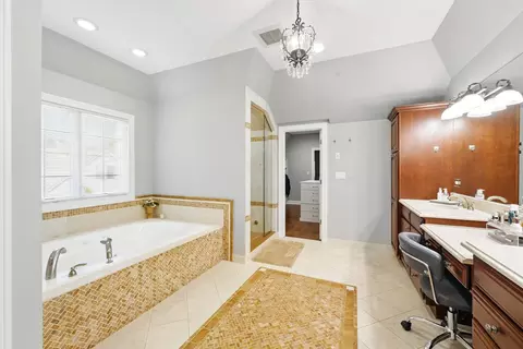 Bath - 610 Greendale Rd, Glenview, IL 60025 photo 4 of 9