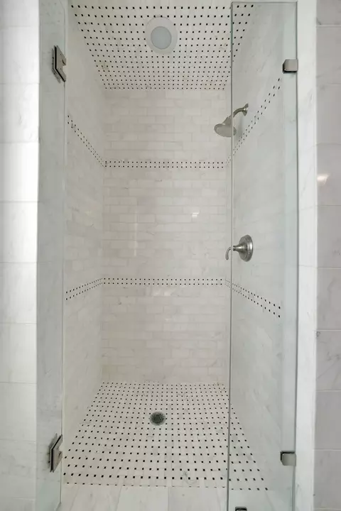 Bath - 610 Greendale Rd, Glenview, IL 60025 photo 2 of 9