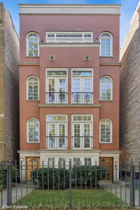 829 W Wolfram St #2, Chicago, IL 60657