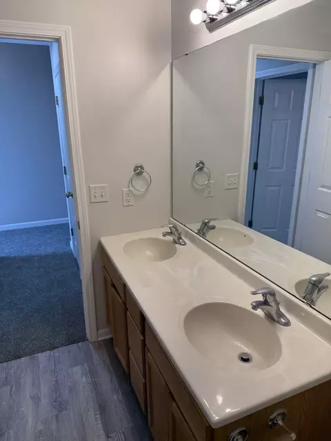 Bath - 2502 Alpha Ct E, Dekalb, IL 60115 photo 5 of 6