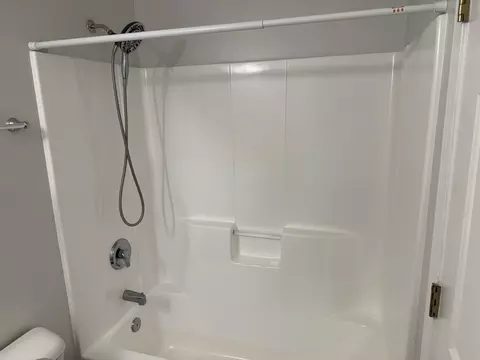 Bath - 2502 Alpha Ct E, Dekalb, IL 60115 photo 4 of 6