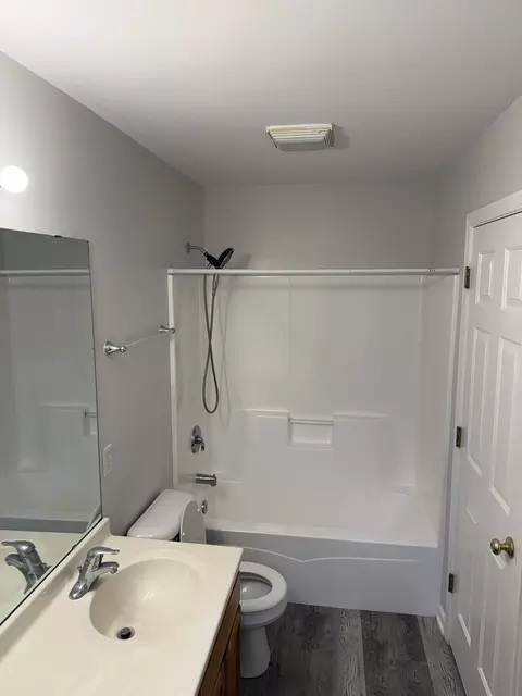 Bath - 2502 Alpha Ct E, Dekalb, IL 60115 photo 3 of 6