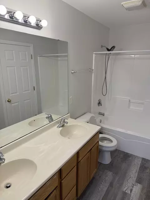 Bath - 2502 Alpha Ct E, Dekalb, IL 60115 photo 2 of 6